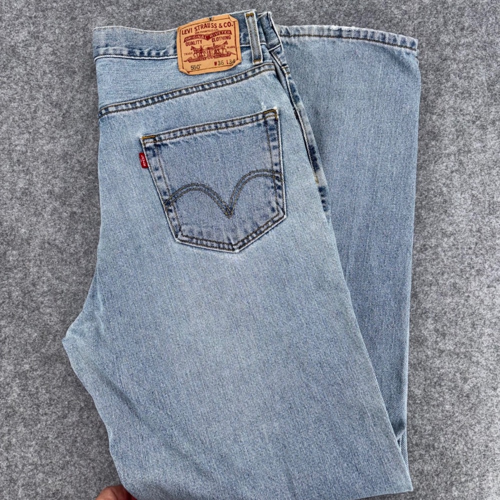 Levis 550 Relaxed Fit Light Wash Blue Denim Jeans Mens 36x34 Vintage Y2K